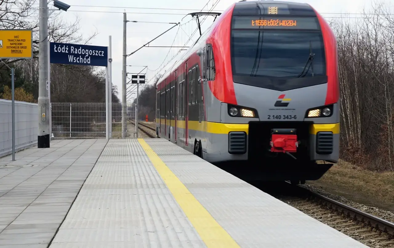 Pociąg zbliża się do peronu na stacji Łódź Radogoszcz Wschód.