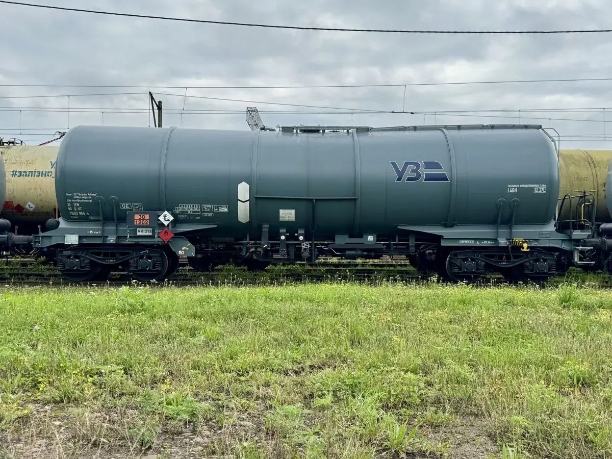 Szary wagon-cysterna z logo УЗ, gotowy do transportu. Ile wagonów można przewieźć do Niemiec? Zależy od ładunku i przepisów.