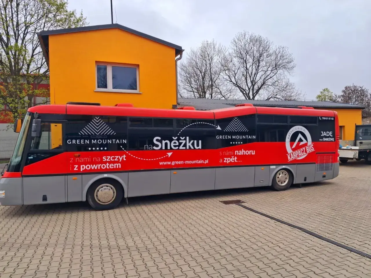 Autobus Karpacz Bus z napisem "na Śnieżkę" i "z nami na szczyt i z powrotem". Sprawdź karpacz bus cennik na stronie green-mountain.pl.