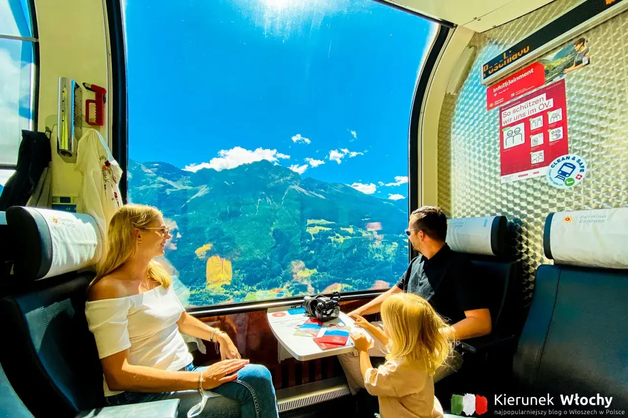 Rodzina podziwia alpejskie widoki przez okno pociągu Bernina Express. Bilety na tę podróż to gwarancja niezapomnianych wrażeń.