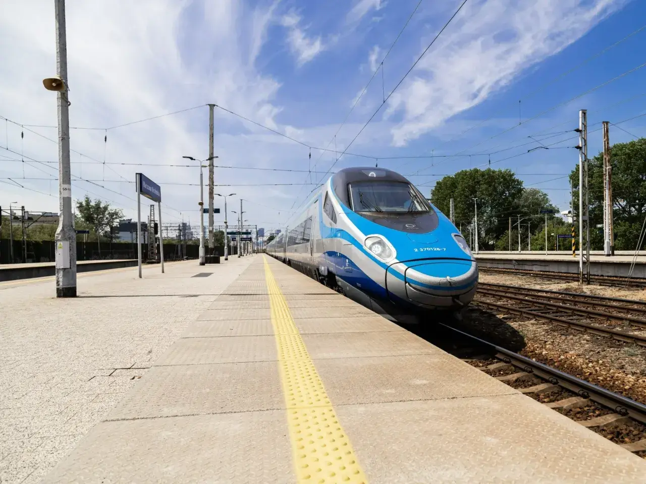 Pendolino nad morze cennik: szybki pociąg na peronie, gotowy do podróży.