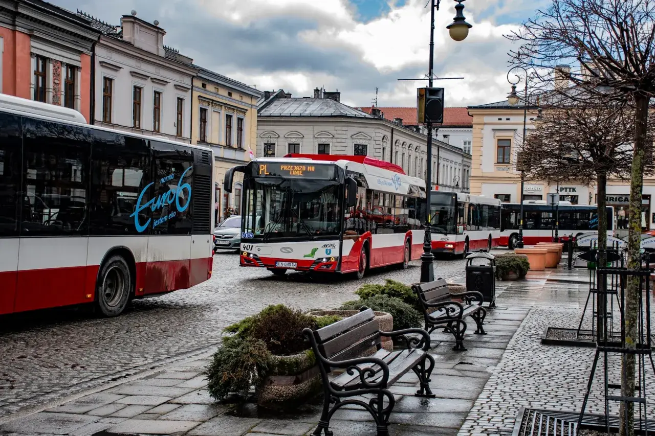 Autobus linii 401 z Nowego Sącza do Krakowa na brukowanej ulicy.