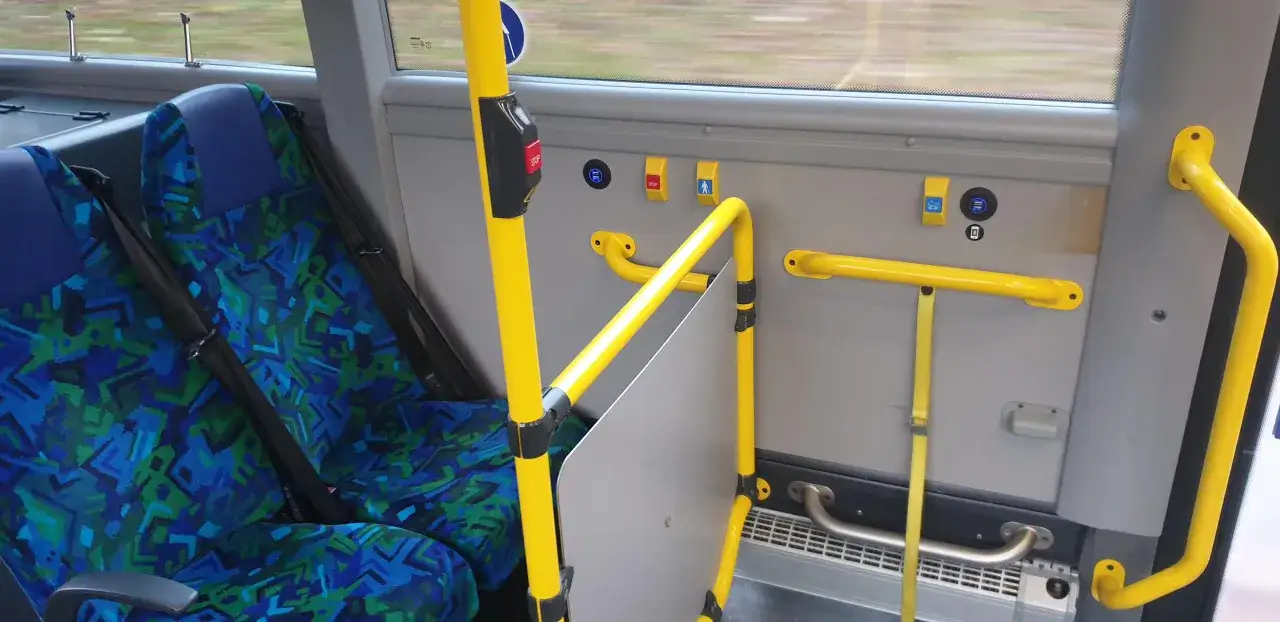 Wygodne siedzenia i poręcze w autobusie FlixBus, idealne do pracy lub rozrywki dzięki dostępnemu wifi.