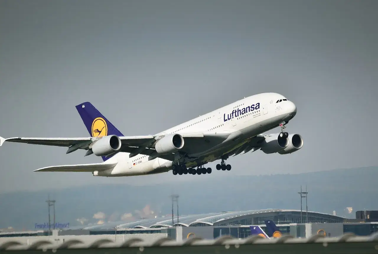 Lufthansa A380 startuje. Zastanawiasz się, czy można przewozić alkohol samolotem?