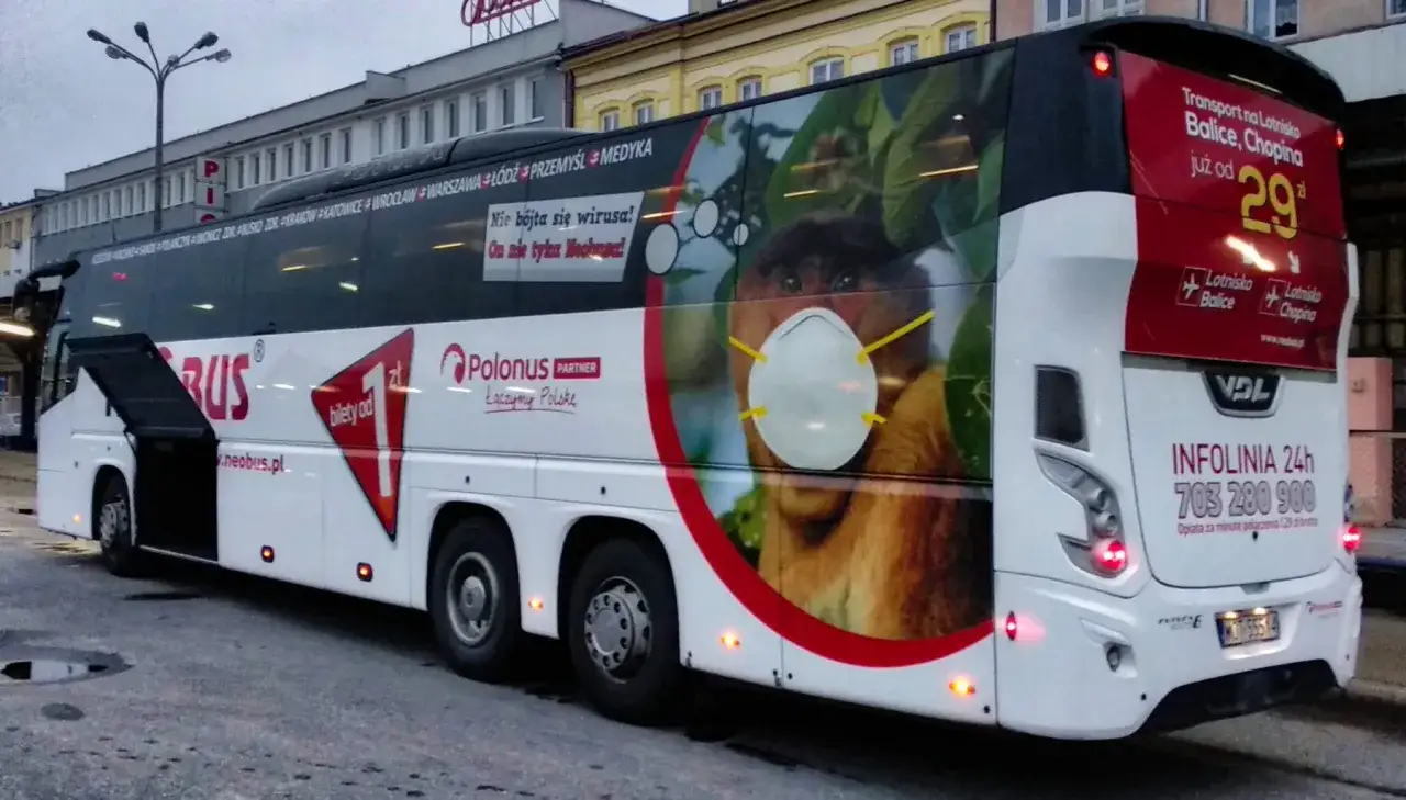 Neobus rezerwacja telefoniczna. Autobus z wizerunkiem nosacza w masce. Bilety od 1 zł. Lotnisko Balice i Chopina.