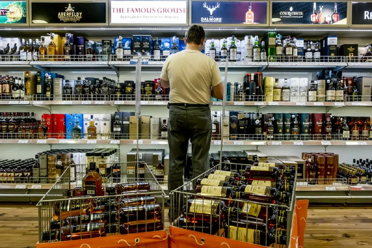 W sklepie z alkoholami, gdzie półki uginają się od butelek, zastanawiasz się, czy można przewozić alkohol w bagażu podręcznym.