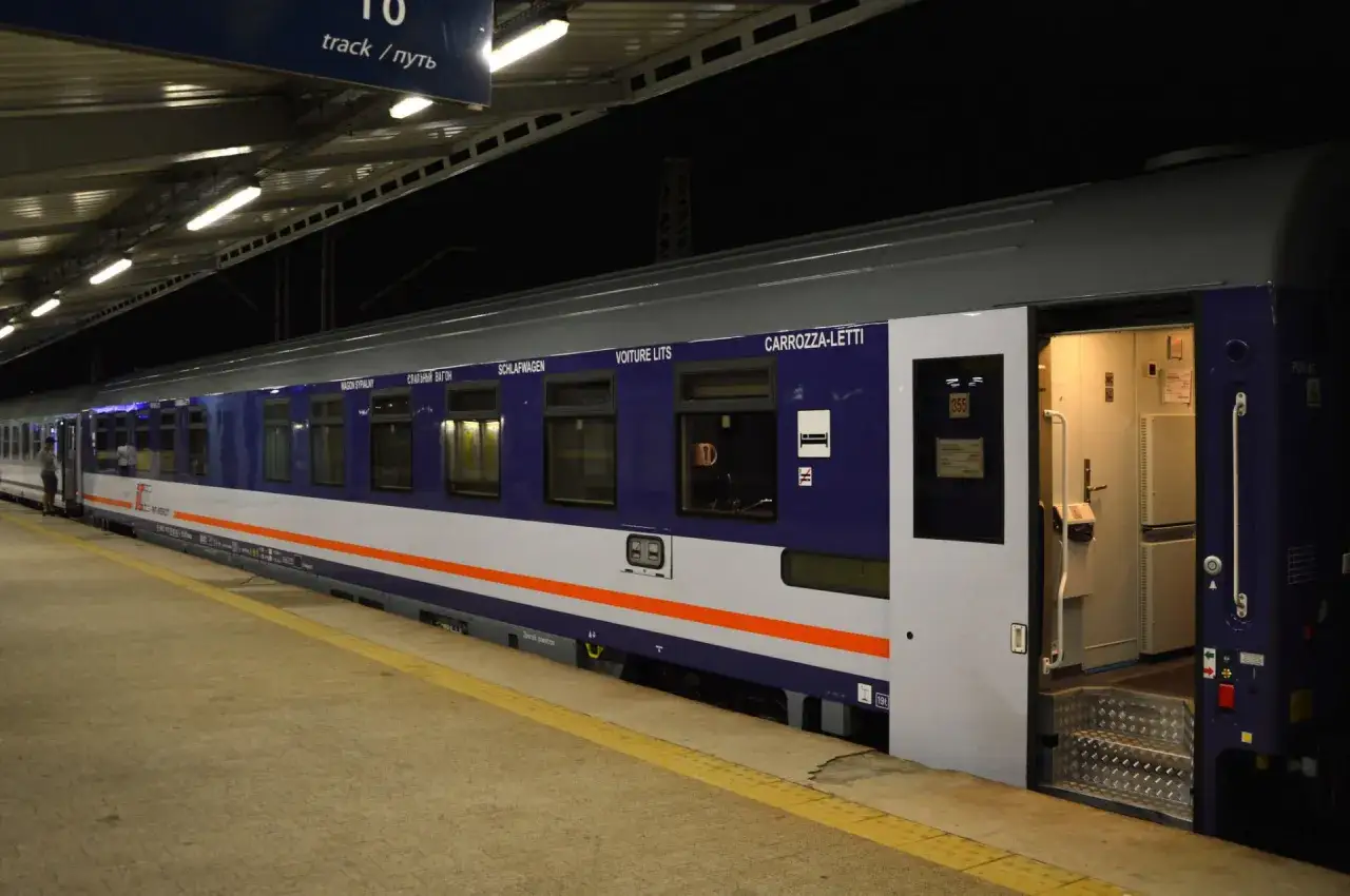 IC 38172 Przemyślanin, nocny pociąg z otwartymi drzwiami, gotowy do podróży.