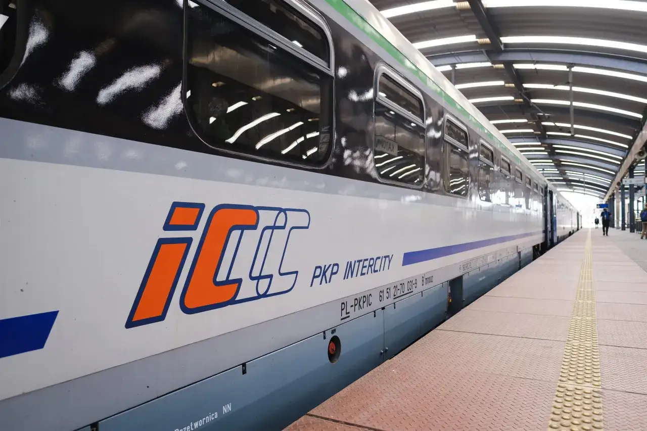 PKP Intercity na peronie. Sprawdź pkp cennik biletów na podróż.
