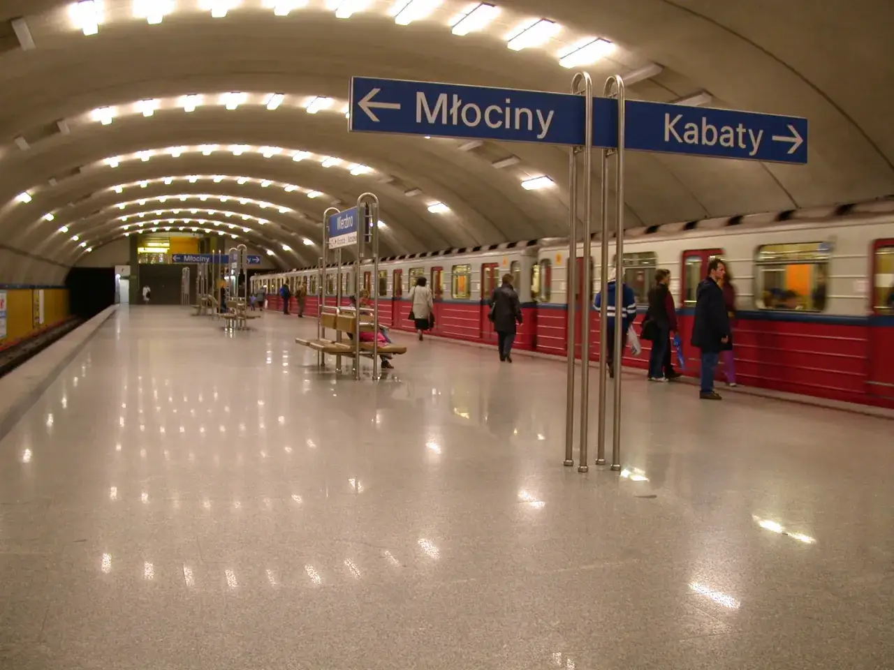 Warszawskie metro. Pociągi na stacji Młociny i Kabaty czekają na pasażerów.
