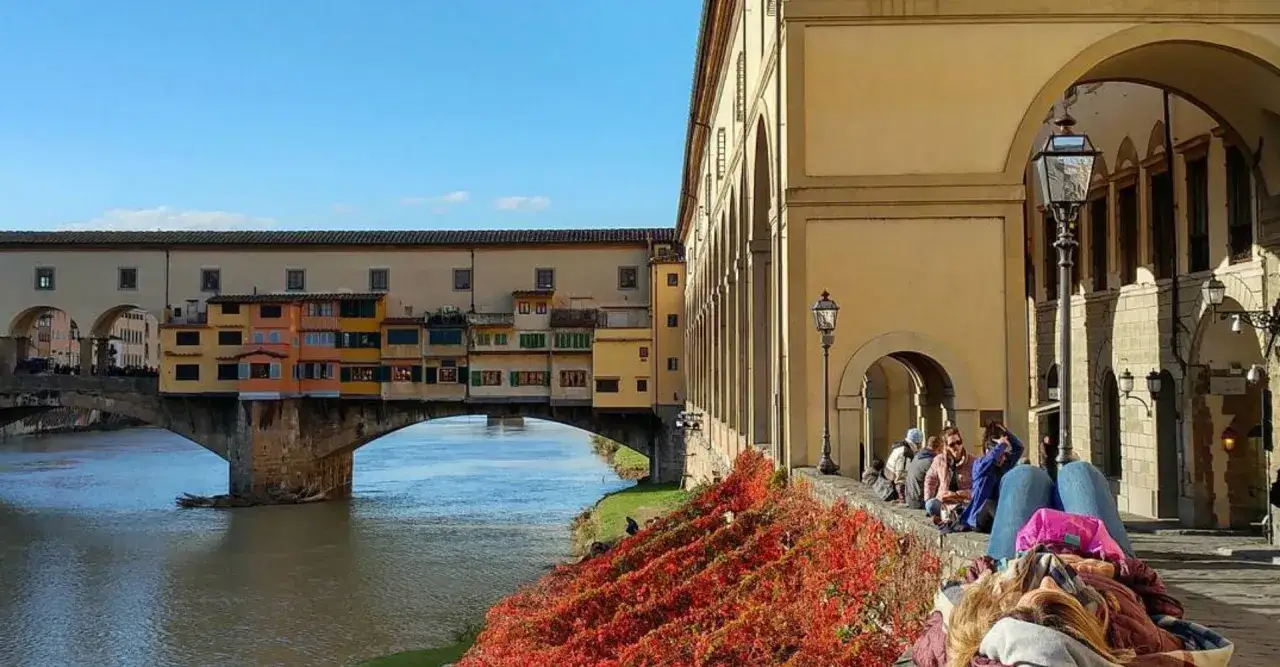 Most Ponte Vecchio we wspaniałej scenerii. Zastanawiasz się, jak dojechać z Pizy do Florencji? Ten widok może być Twoim celem.