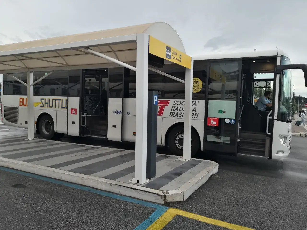 Autobus wahadłowy na przystanku 5 w Rzymie Ciampino. Na autobusie widnieje napis 