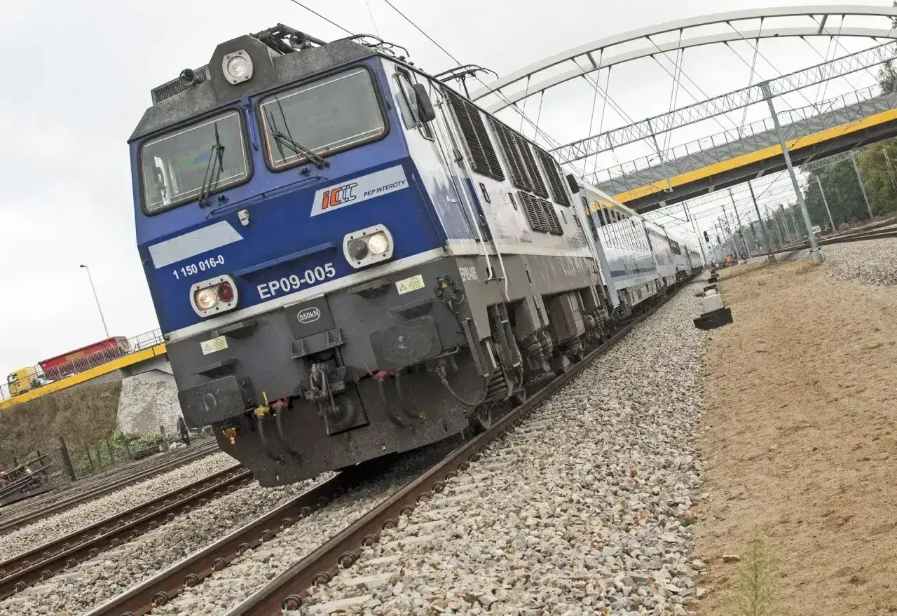 Lokomotywa EP09-005 PKP Intercity na torach. Planujesz podróż pendolino Katowice - Kołobrzeg? Cena biletu może Cię zaskoczyć!