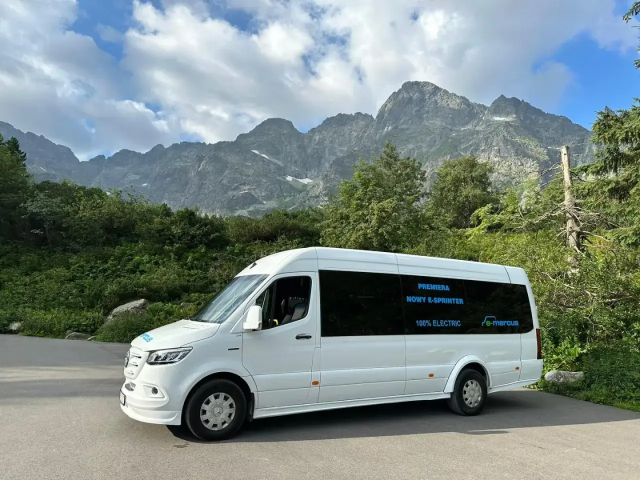 Biały elektryczny bus e-mercus czeka na turystów przy Morskim Oku. Sprawdź cennik meleksy i podziwiaj Tatry!