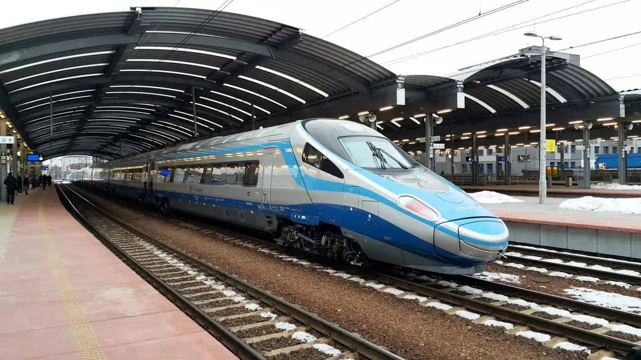 PKP Bielsko-Biała rozkład jazdy nad morze. Pendolino na peronie, gotowe do podróży.