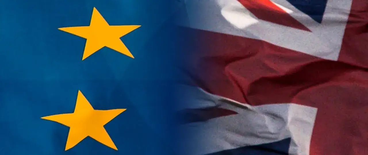 Flaga UE i Wielkiej Brytanii. Po Brexicie nadal można przewieźć do Anglii wiele rzeczy samolotem, ale warto sprawdzić aktualne przepisy.