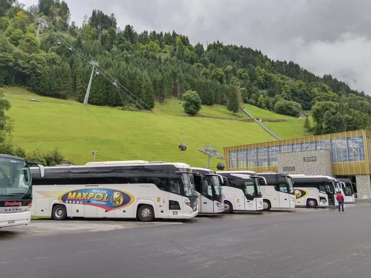 Flixbus nad morze? Nie, to autokary MAXPOL czekają na turystów u podnóża górskiej kolejki linowej.