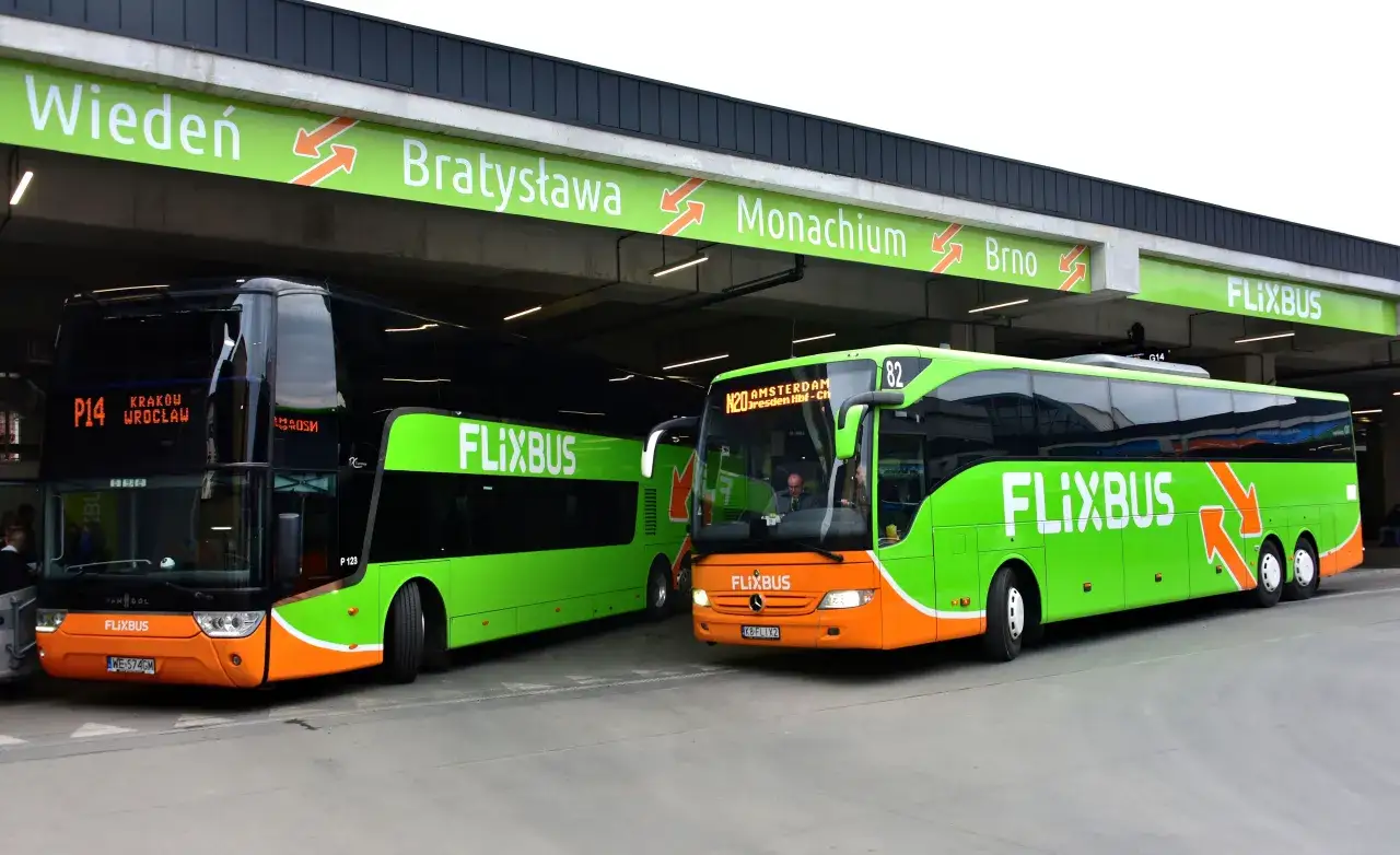 Dwa autokary FlixBus na dworcu. Jeden z nich, piętrowy, kieruje się do Krakowa i Wrocławia.