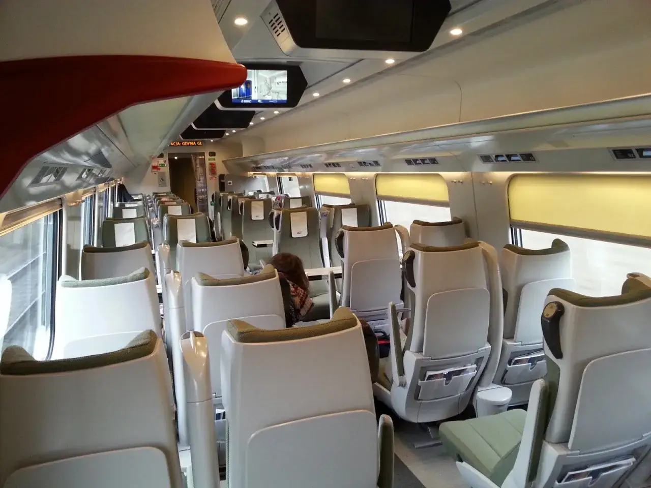 Puste miejsce przy stoliku Intercity, gotowe na podróż.