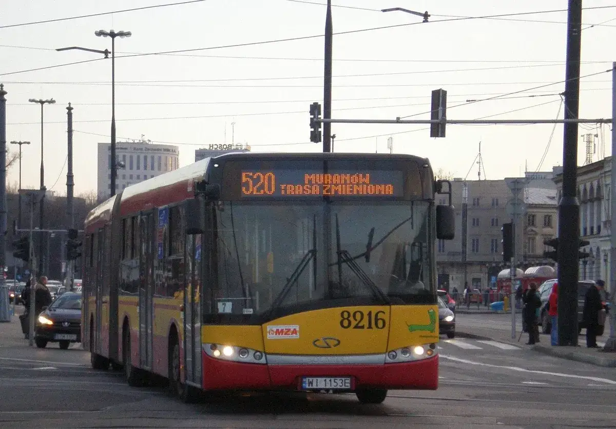 Autobus linii 520 w Warszawie, z informacją