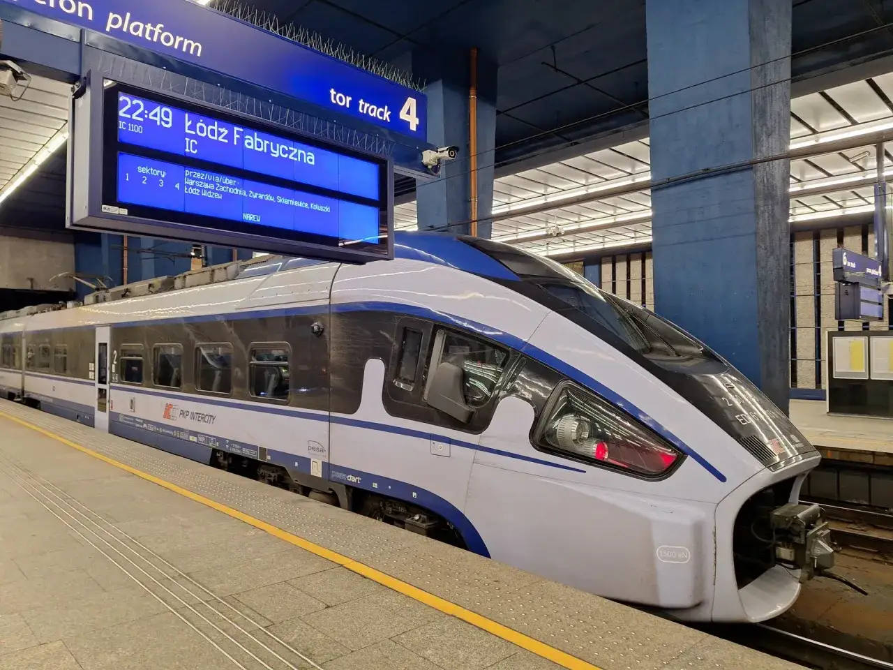 Pociąg PKP Intercity IC 1100 z Łodzi Fabrycznej do Kołobrzegu na torze 4.