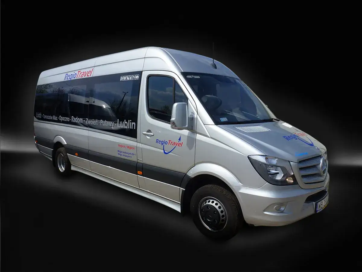 Srebrny bus Regio Travel z napisem