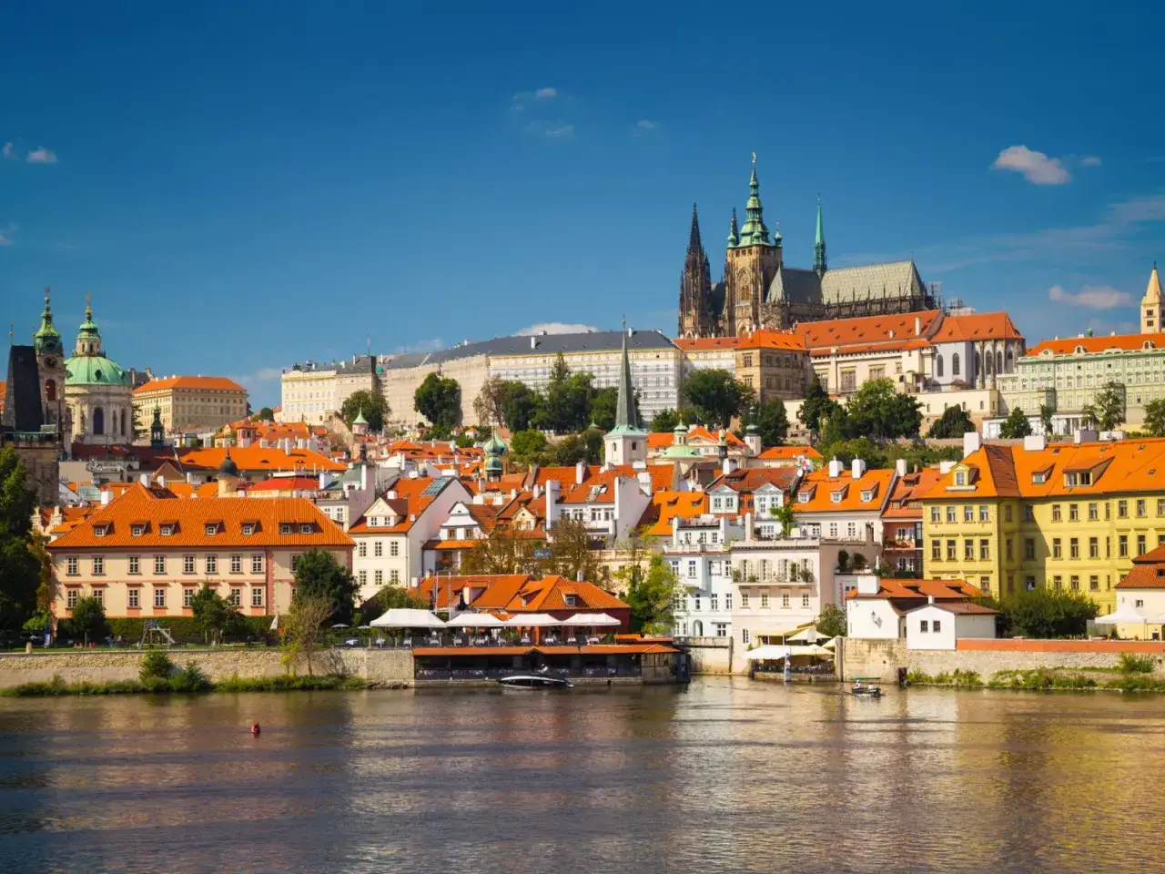 Malownicza panorama Pragi z widokiem na Zamek i Katedrę św. Wita. Idealne miejsce na wycieczki jednodniowe z Jeleniej Góry do Pragi.