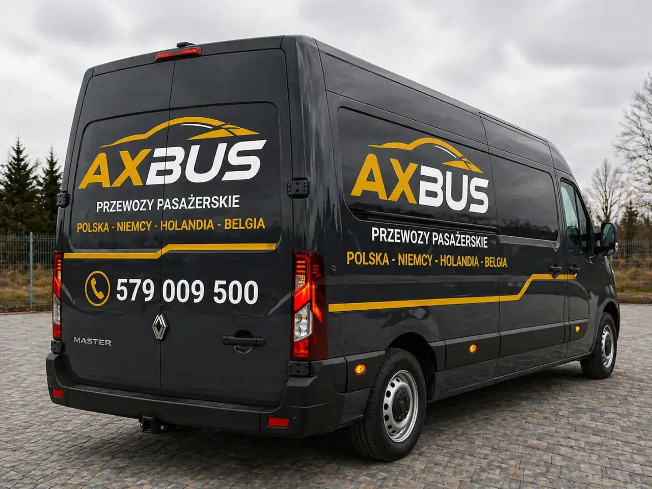 Ciemnoszary bus AXBUS z napisem 