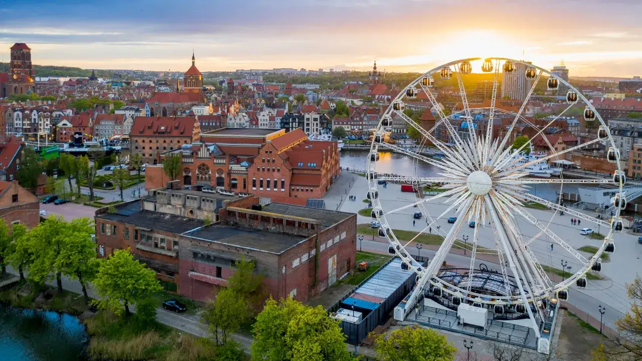 Zdjęcie Płomiński Travel: Skąd odjeżdża w Gdańsku i jakie są przystanki?