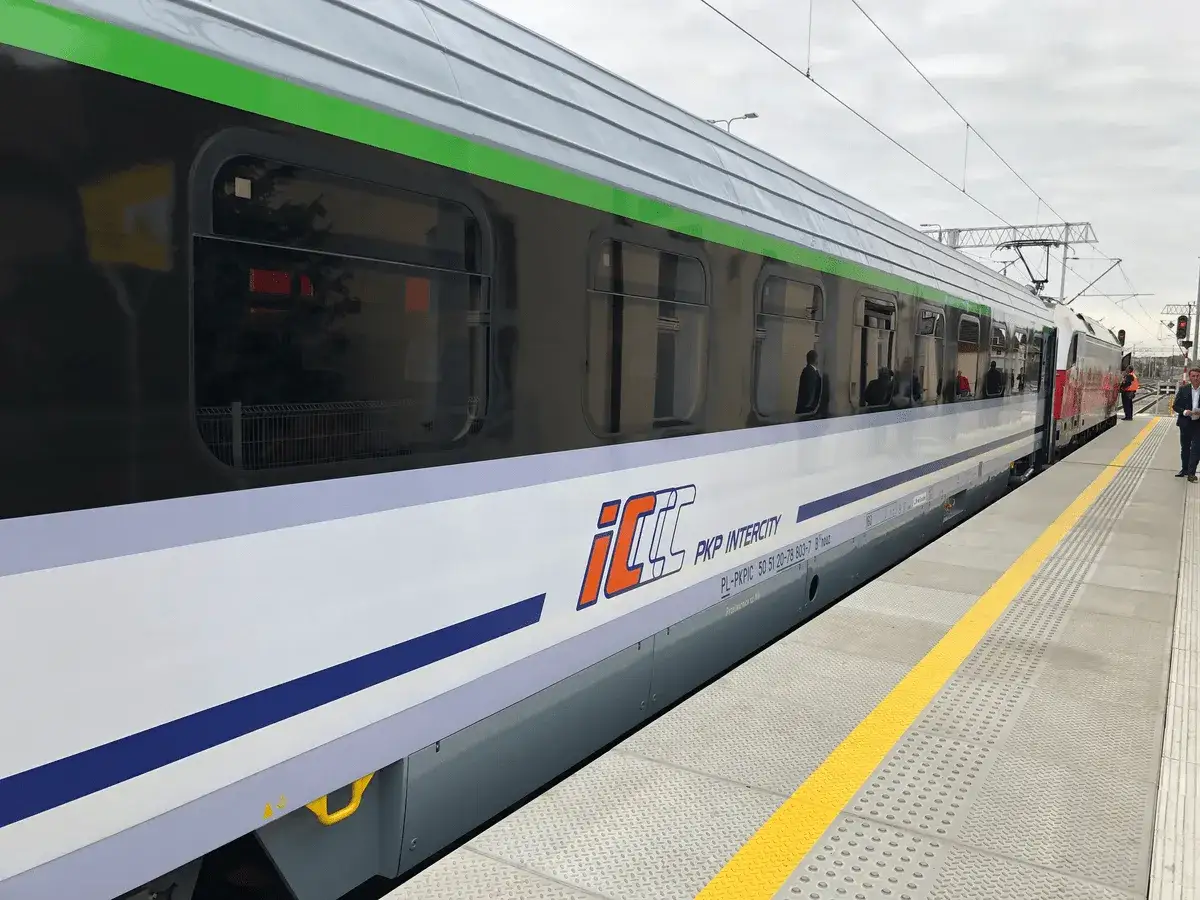 PKP Intercity - eic co to za pociąg? Nowoczesny skład z charakterystycznym logo, gotowy do podróży.