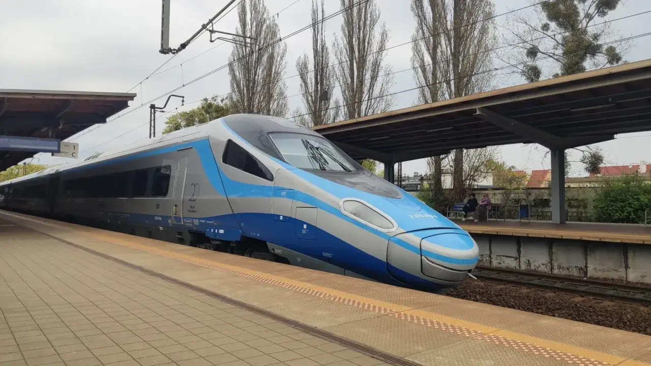 Nowoczesny pociąg Pendolino na peronie, gotowy do podróży. Skrót do szybkiego transportu.