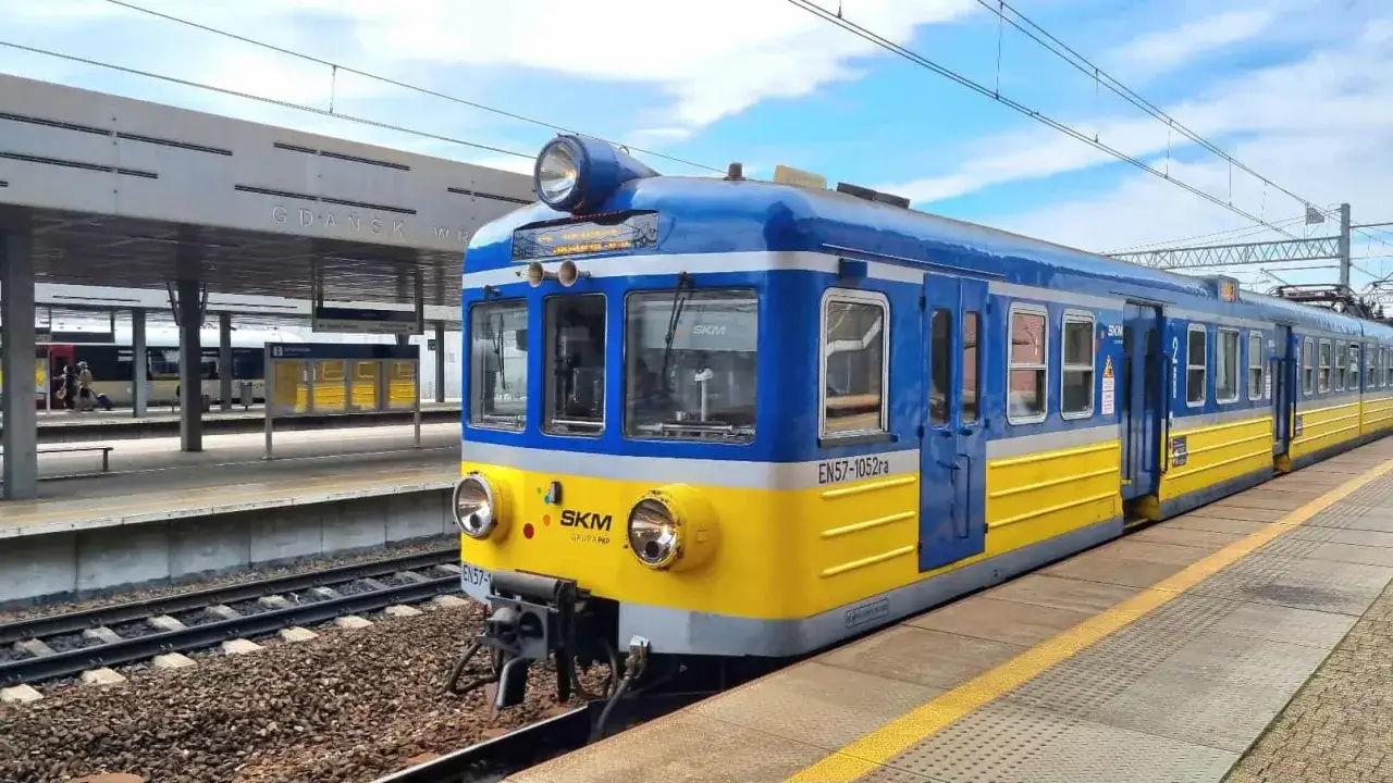 Niebiesko-żółty pociąg SKM na stacji Gdańsk Wrzeszcz, gotowy do podróży do Sopotu.