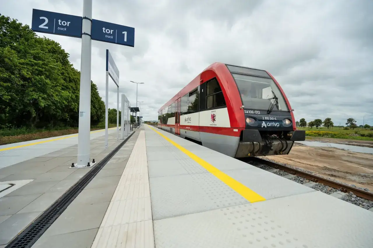 Nowy pociąg Arriva na stacji Ostaszewo Toruń.