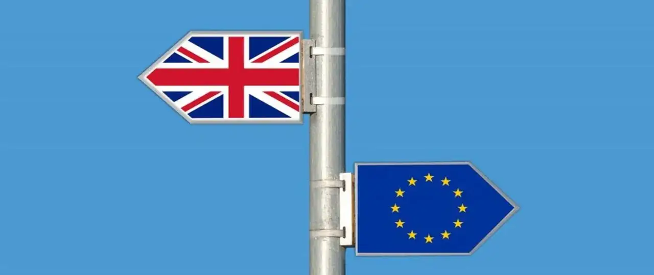 Znak drogowy z flagą Wielkiej Brytanii i UE. Zastanawiasz się, co można przewieźć do Anglii samolotem po Brexicie?
