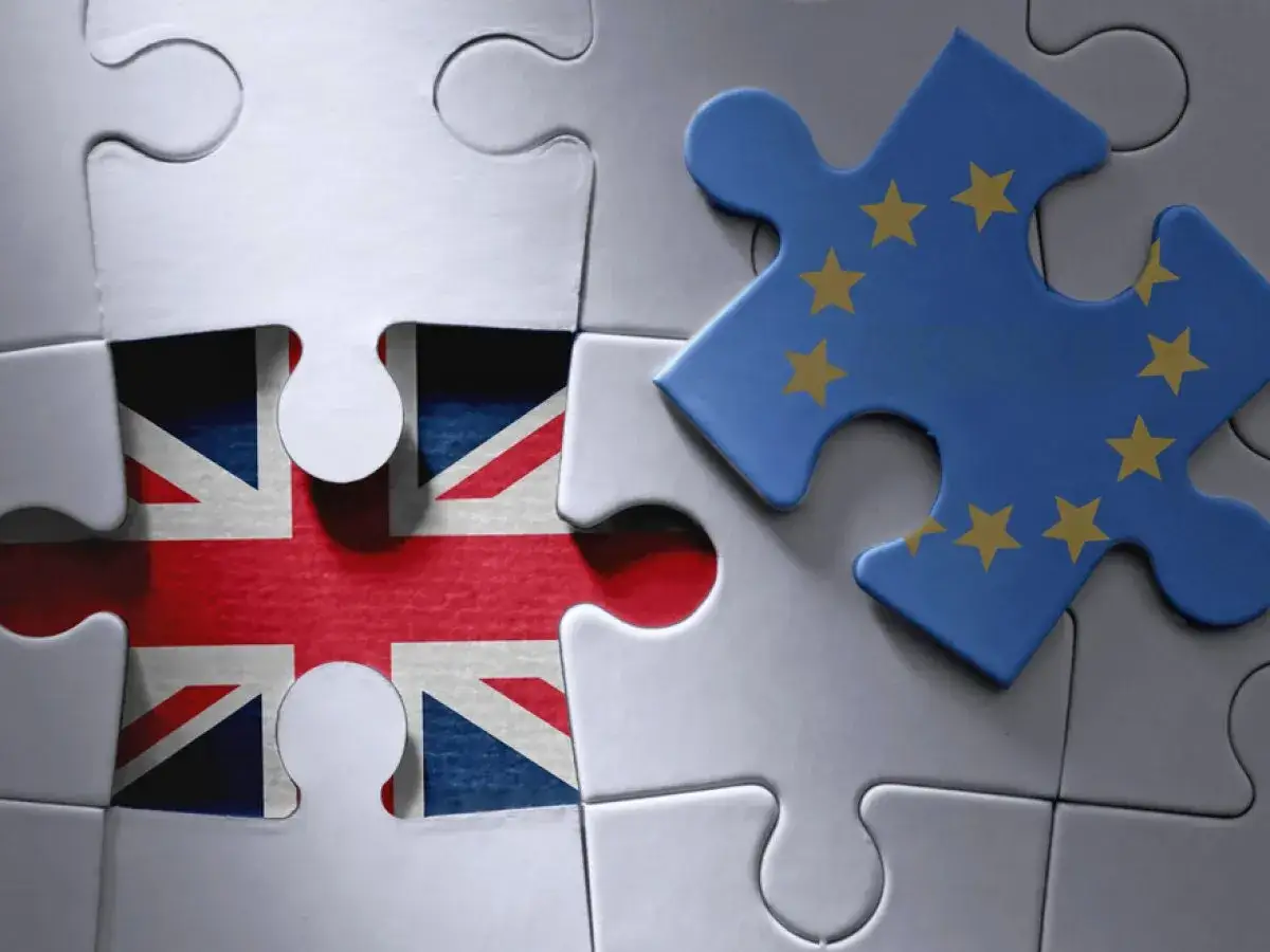 Puzzle z flagą Wielkiej Brytanii i fragmentem flagi UE. Po Brexicie zastanawiasz się, co można przewieźć do Anglii samolotem?