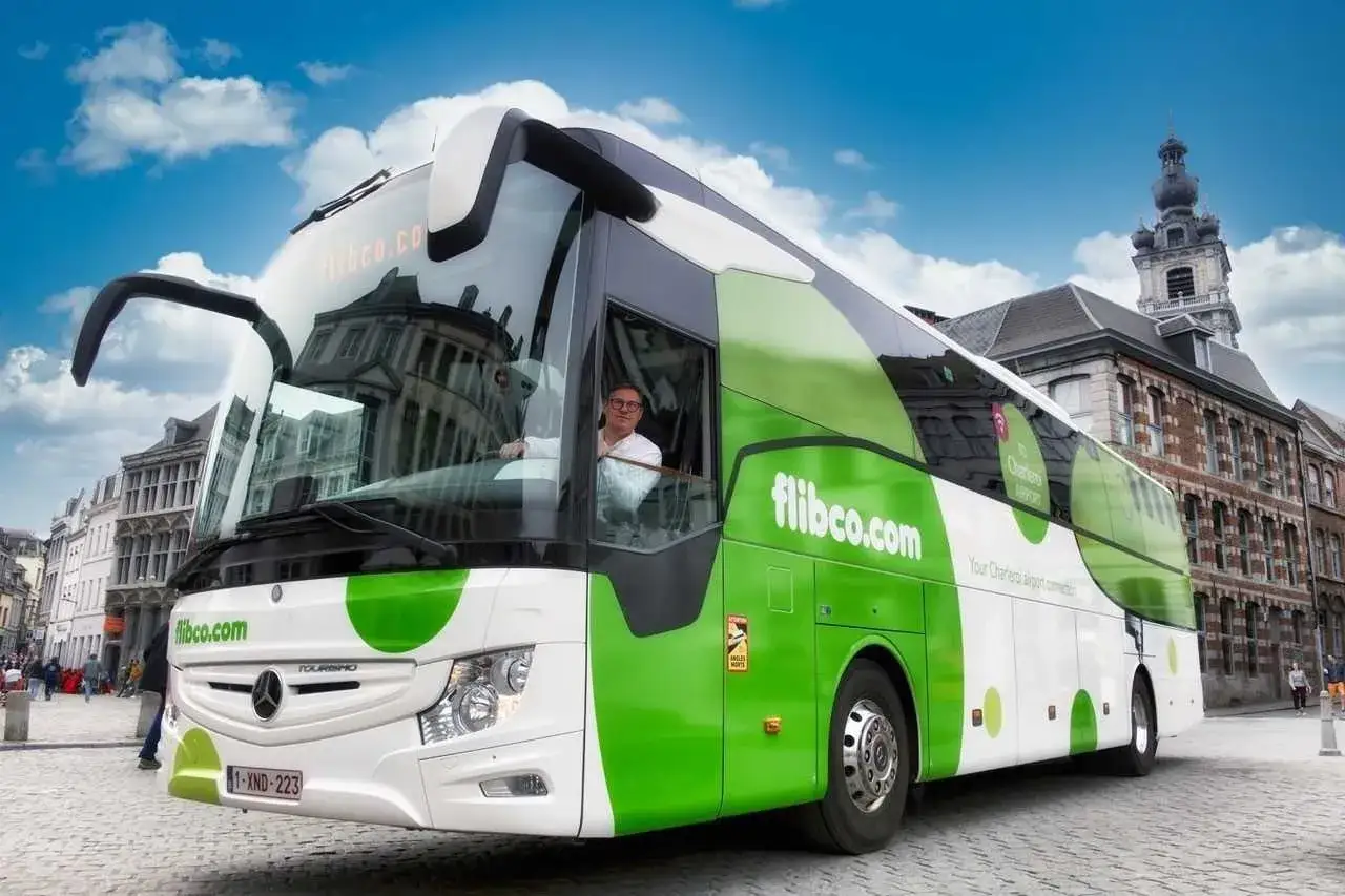 Autobus flibco.com gotowy do podróży z Bergamo do Mediolanu. Kierowca wita pasażerów.