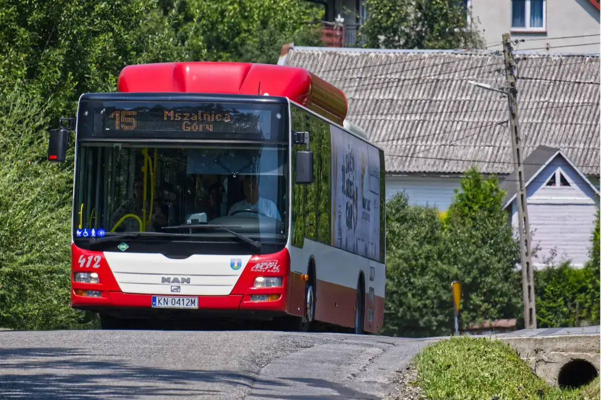 Autobus MPK Stary Sącz z numerem 412 jedzie pod górę.