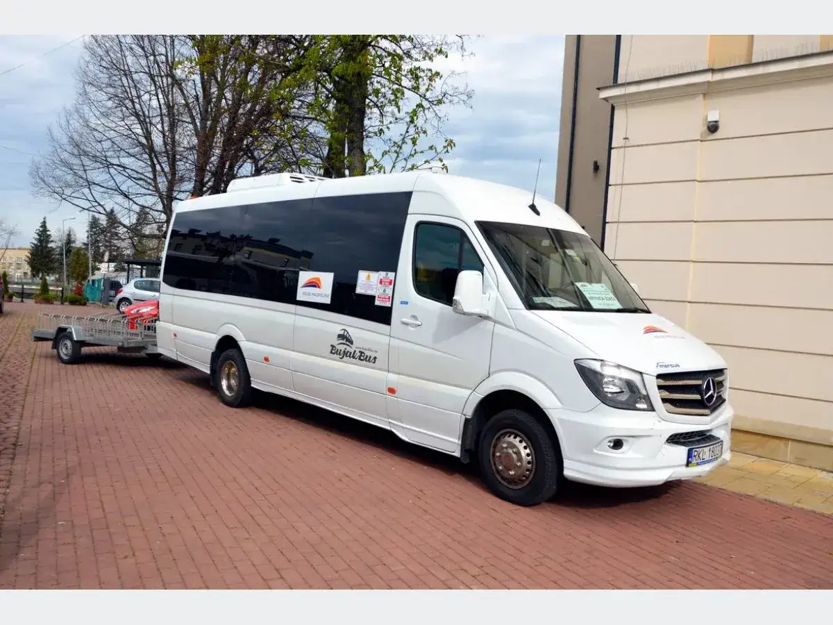Biały bus 