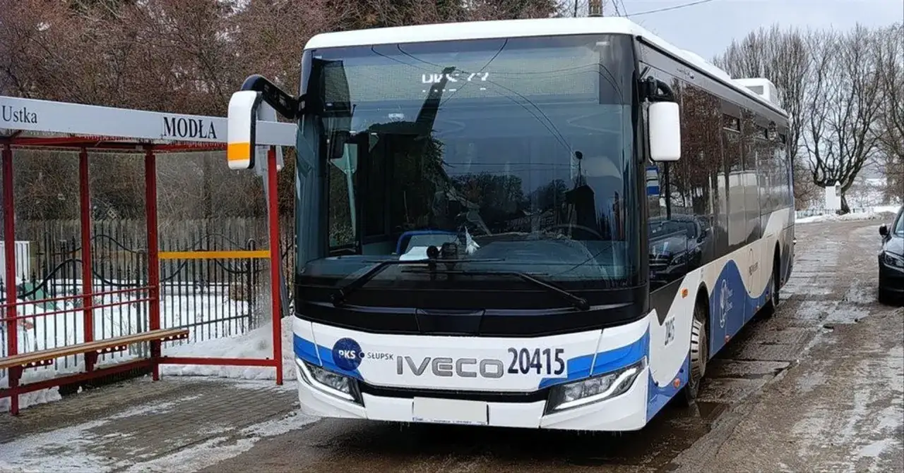 Autobus PKS Słupsk na przystanku w Ustce. Zima, śnieg i błoto na drodze.