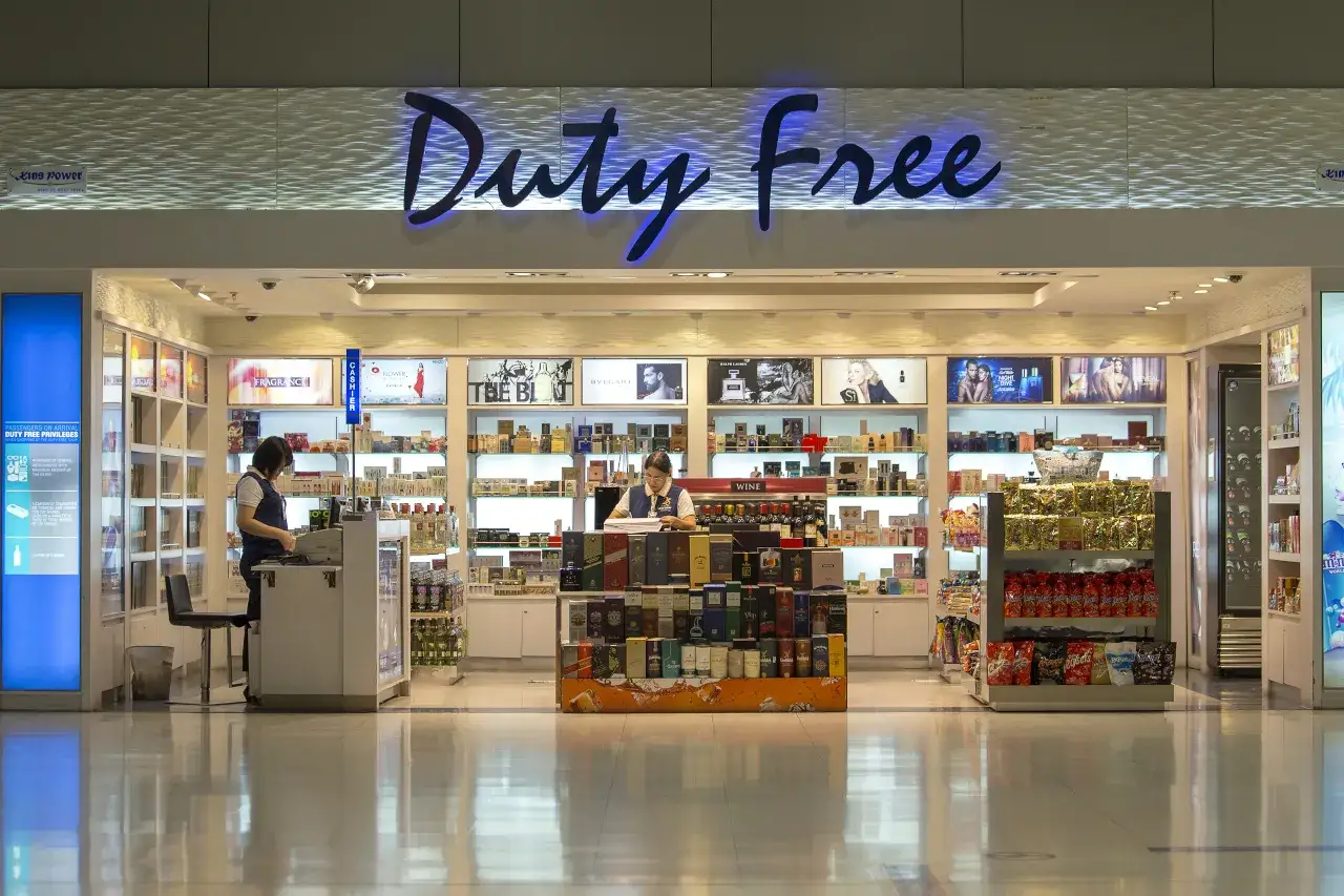 Sklep Duty Free z alkoholem i perfumami. Zastanawiasz się, czy można przewozić alkohol w bagażu podręcznym? Zapytaj obsługę!