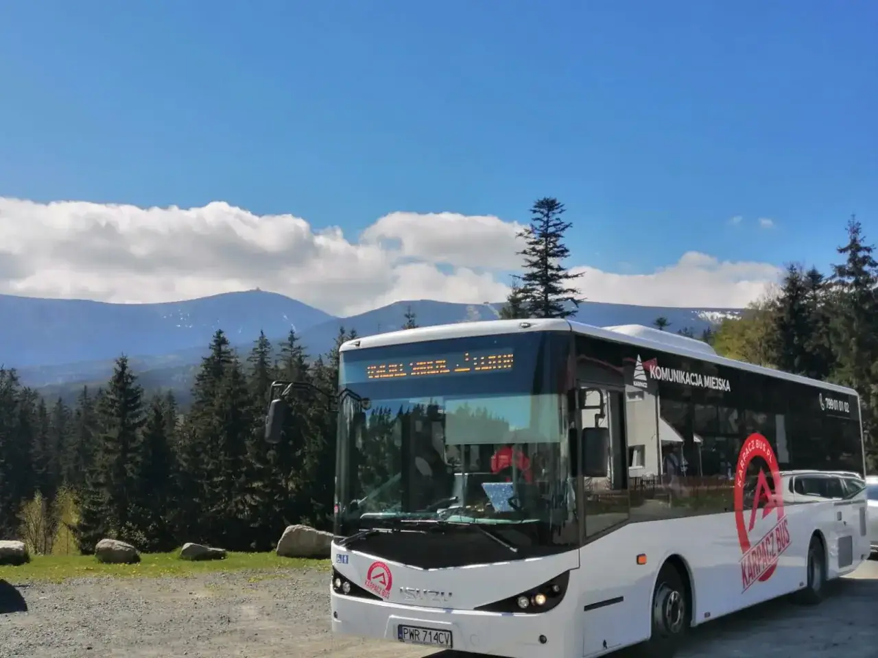 Karpacz bus z widokiem na góry. Sprawdź cennik, by poznać trasy i ceny biletów.