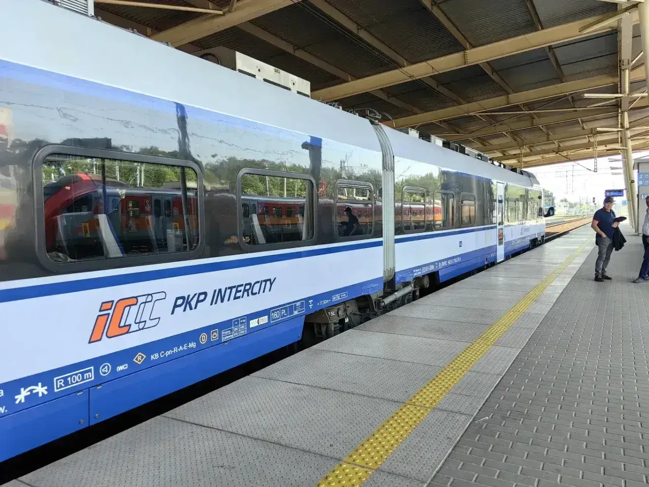 Pociąg PKP Intercity na peronie. Możliwa wymiana biletu bez rejestracji.