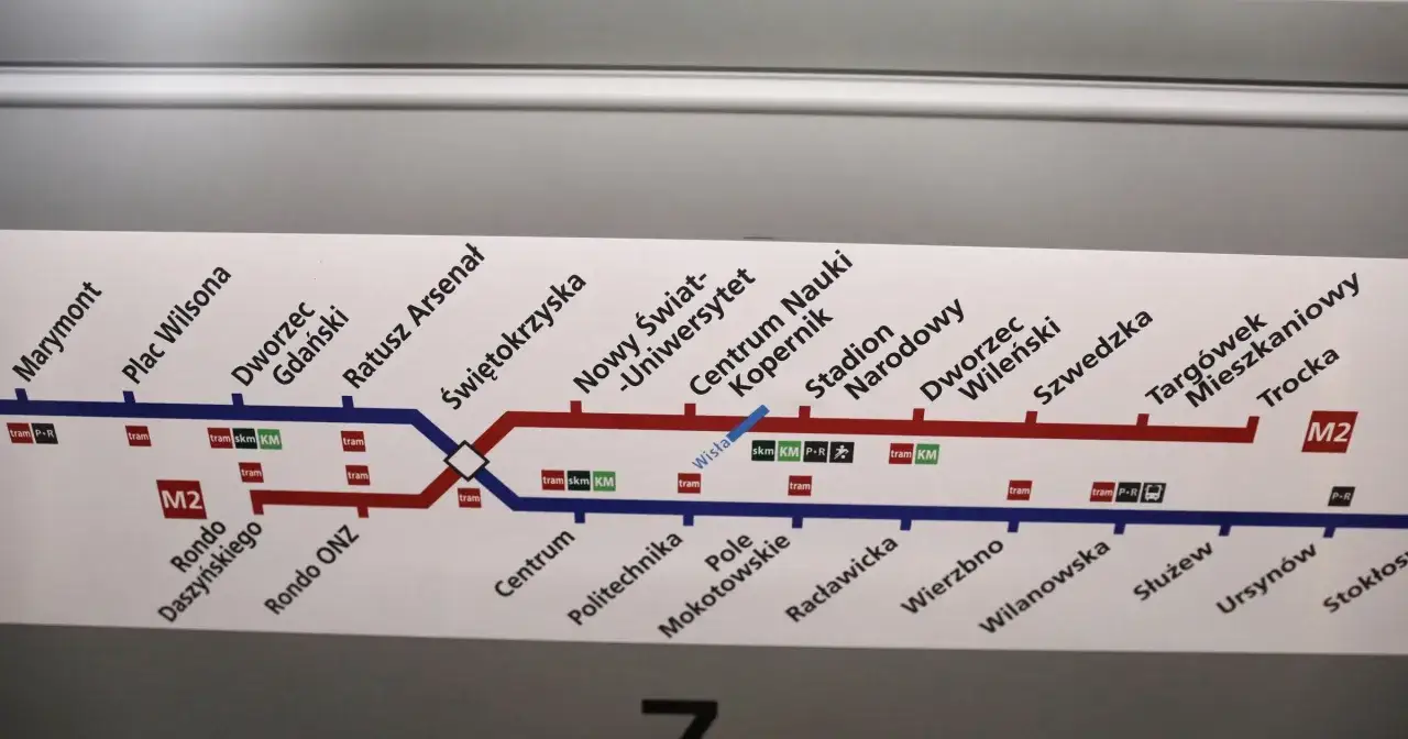 Schemat linii metra M2 Warszawa z zaznaczonymi stacjami: Marymont, Plac Wilsona, Dworzec Gdański, Ratusz Arsenał, Świętokrzyska, Nowy Świat-Uniwersytet, Centrum Nauki Kopernik, Stadion Narodowy, Dworzec Wileński, Szwedzka, Targówek Mieszkaniowy, Trocka.