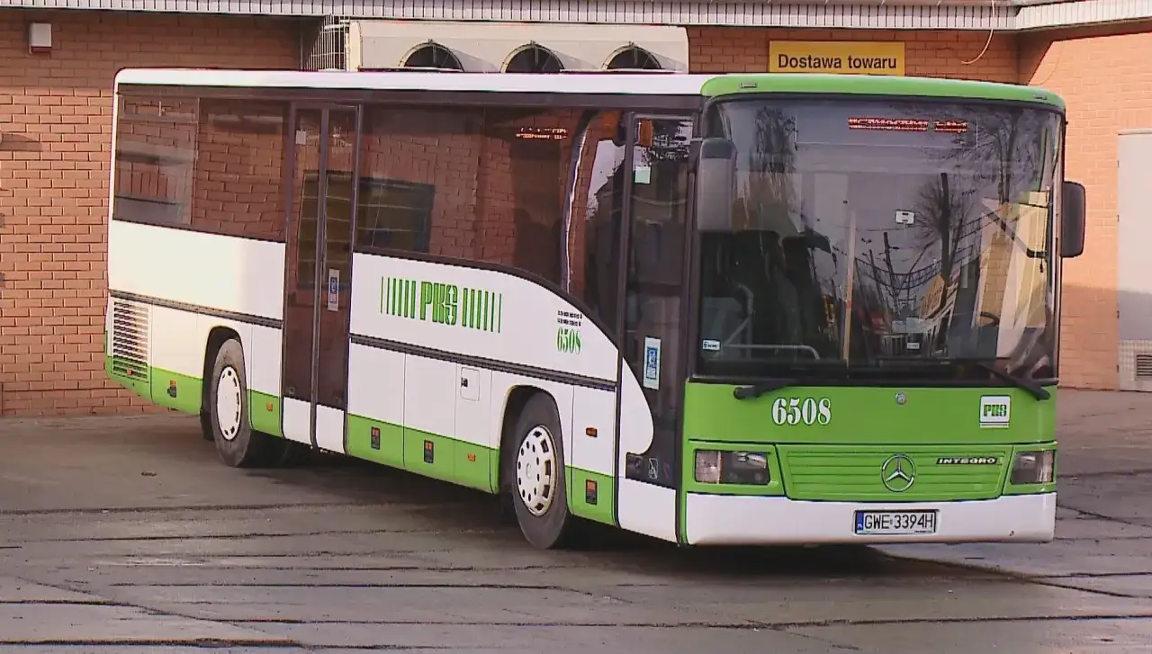 Autobus PKS 6508, zielono-biały, z napisem 