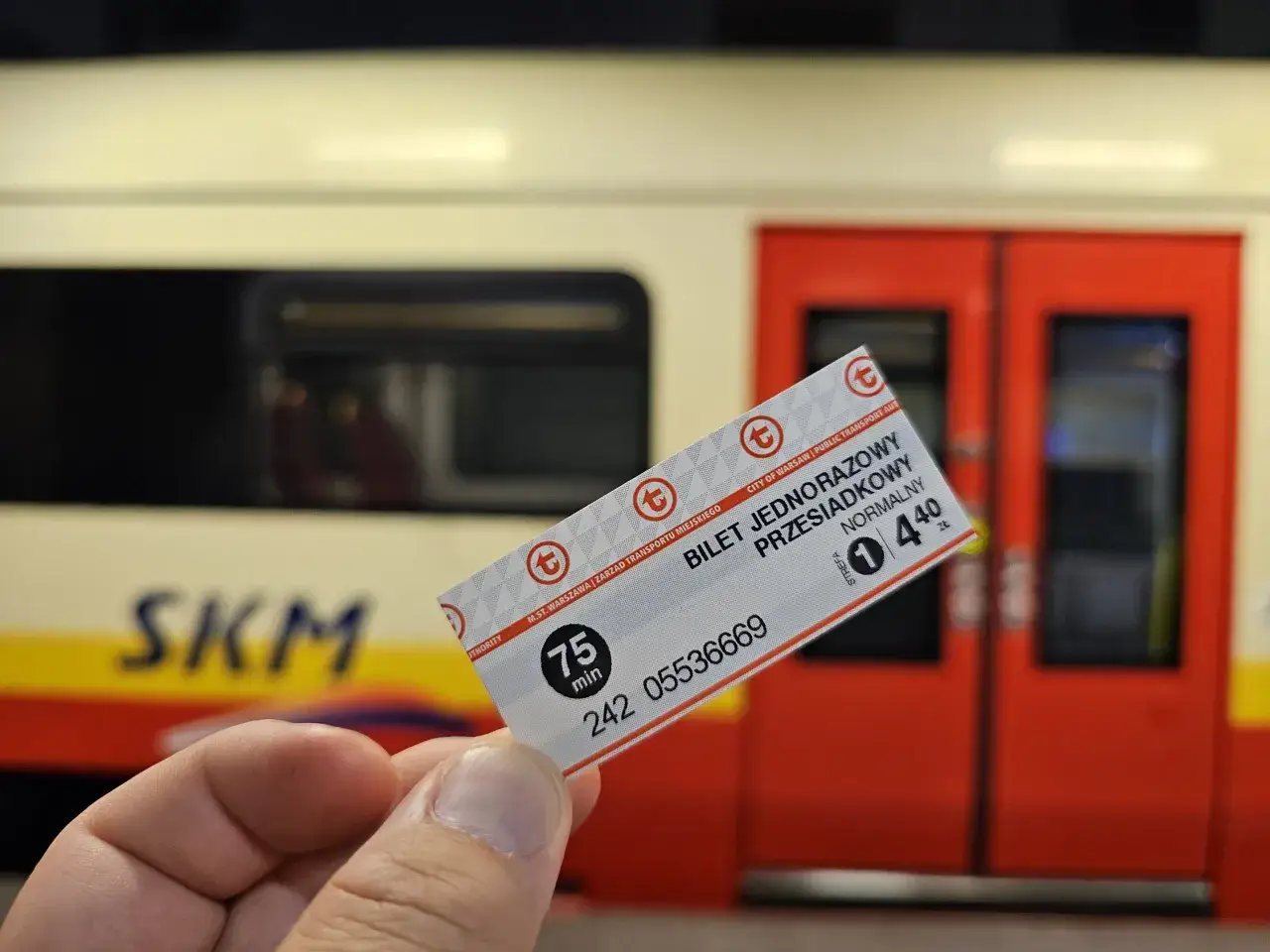 Bilet jednorazowy przesiadkowy SKM Warszawa, ważny 75 minut, kosztuje 4,40 zł.