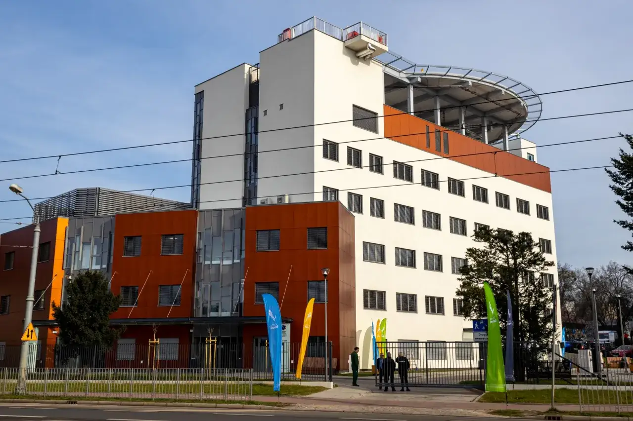 Szpital na Arkońskiej, Szczecin. Jak dojechać z dworca PKP? Nowoczesny budynek z lądowiskiem dla helikopterów.