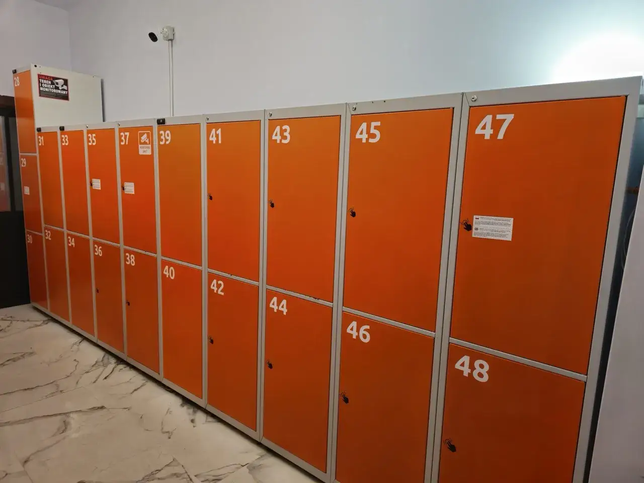 Skrytki bagażowe Kraków Główny: cennik i dostępność. Bezpieczne schowki na bagaż, numerowane od 28 do 48.