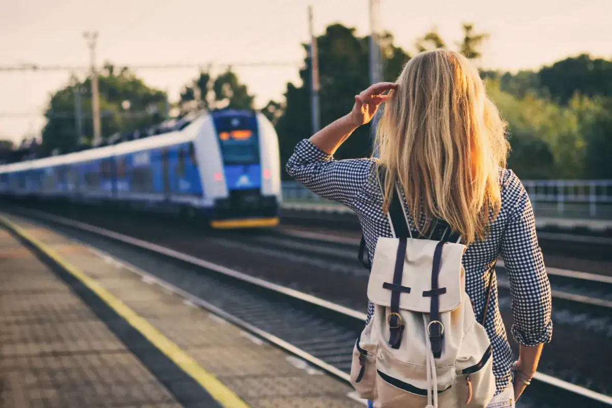 Dziewczyna z plecakiem czeka na pociąg PKP z Zielonej Góry nad morze.