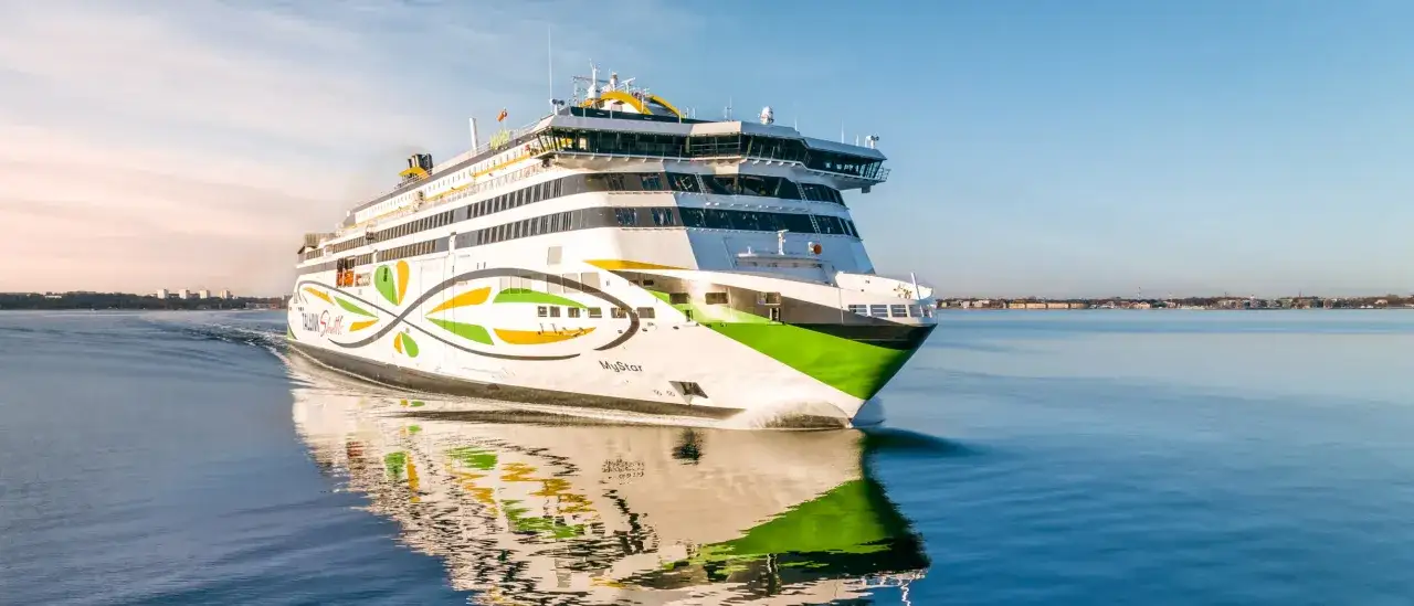 Nowy prom MyStar płynie po spokojnym morzu, zbliżając się do wybrzeża. To idealny środek transportu na trasie Ryga-Helsinki.