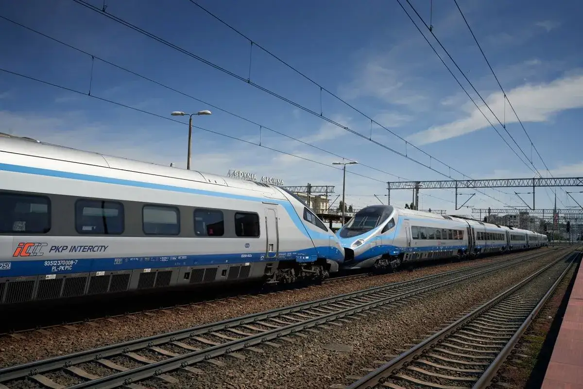 Dwa Pendolino na torach. Zastanawiasz się, ile jedzie Pendolino z Warszawy do Gdańska? Czas podróży zależy od wielu czynników, ale pociągi te są znane z szybkości.