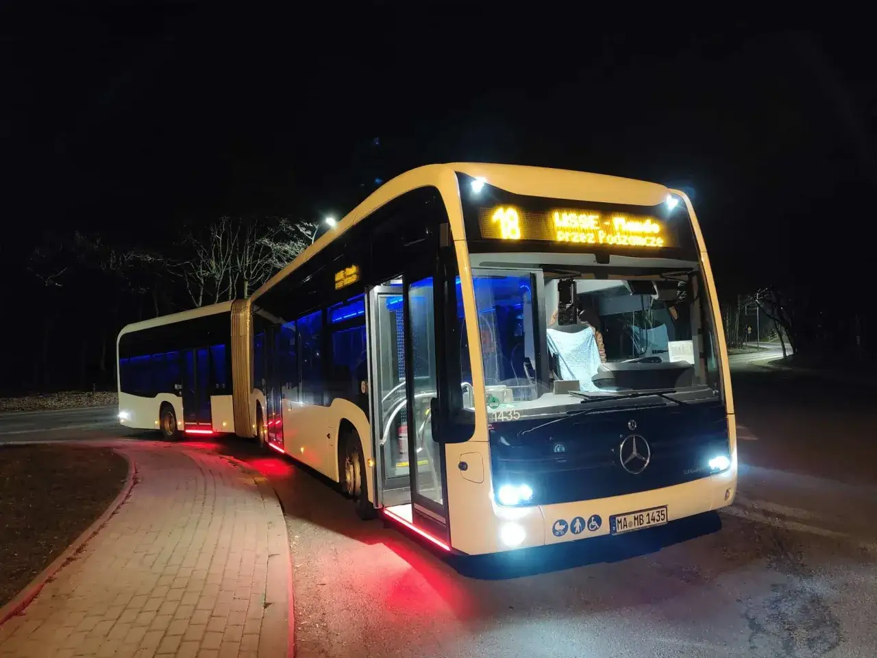 Autobus przegubowy w Wałbrzychu, nocą. Na wyświetlaczu 
